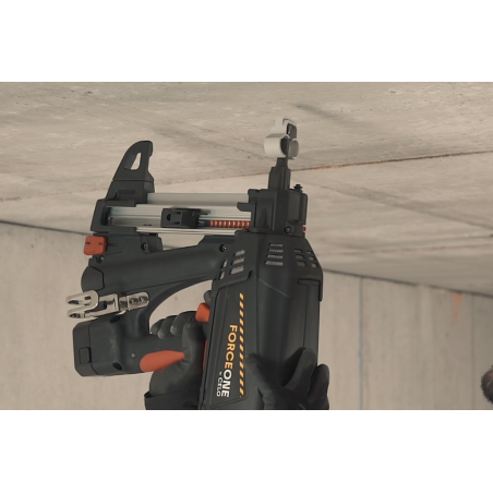 Abranyl® ABT plastklammer applikationsbild: Självstängande klammer med flera diametrar monterad i tak med FORCE ONE+ gasspikpistol.