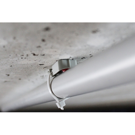 Applikationsbild av TBL-kabelbandsfästet: TBL fästes i taket med en gasspikpistol och håller ett plaströr