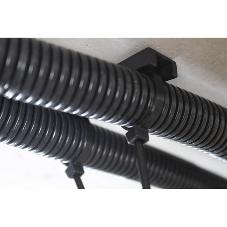 Applikationsbild för fästanordning för TBD-kabelband: TBD monterar två slangar med en fästpunkt